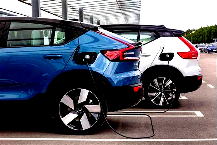 Volvo XC40 Recharge vs Volvo C40 Recharge Choosing the Right Electric Volvo